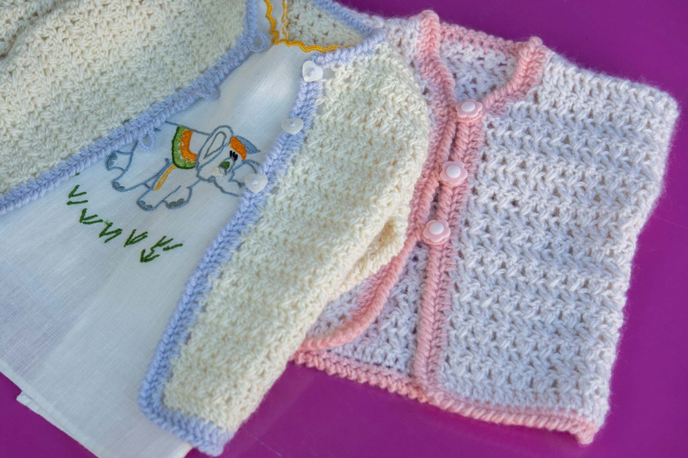 Pull bébé au crochet et chemise brodée