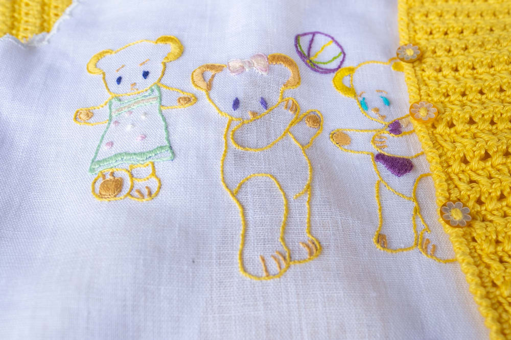 Pull bébé au crochet et chemise personnalisée