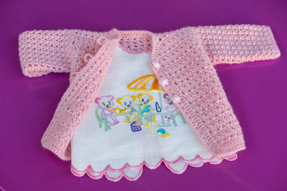 Pull bébé au crochet et t-shirt brodé
