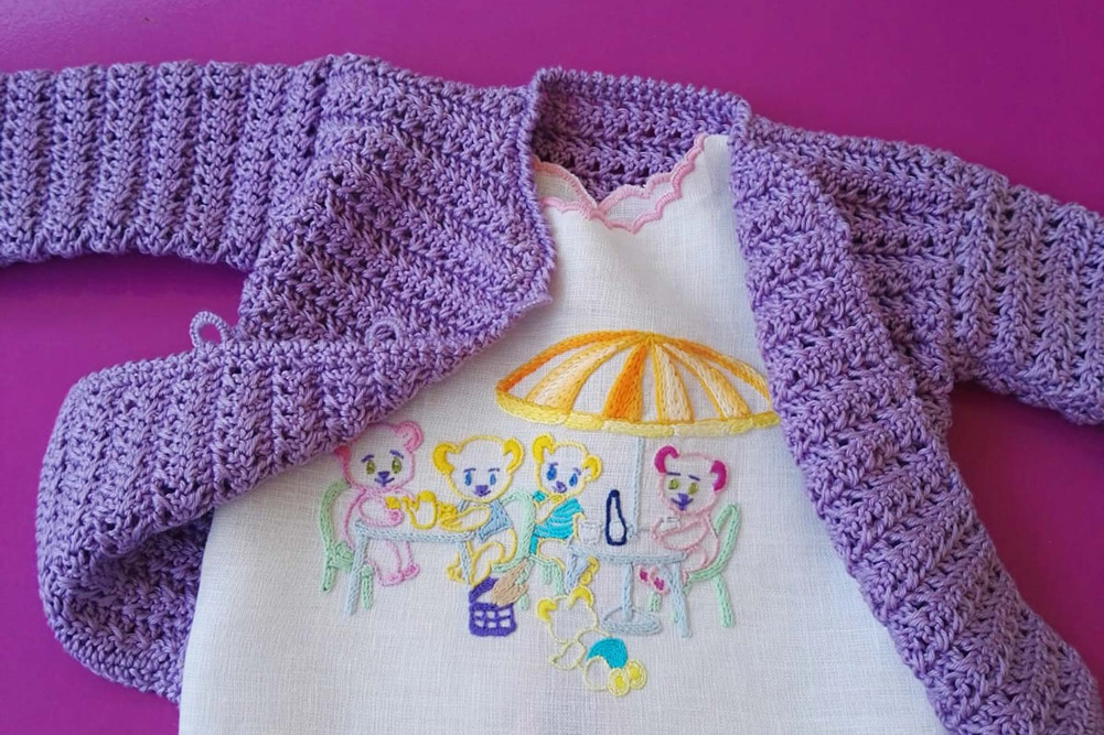 Pull bébé au crochet et t-shirt brodé