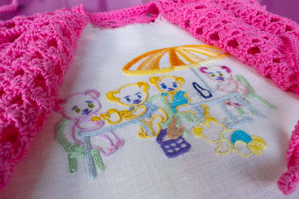 Pull bébé au crochet et t-shirt brodé