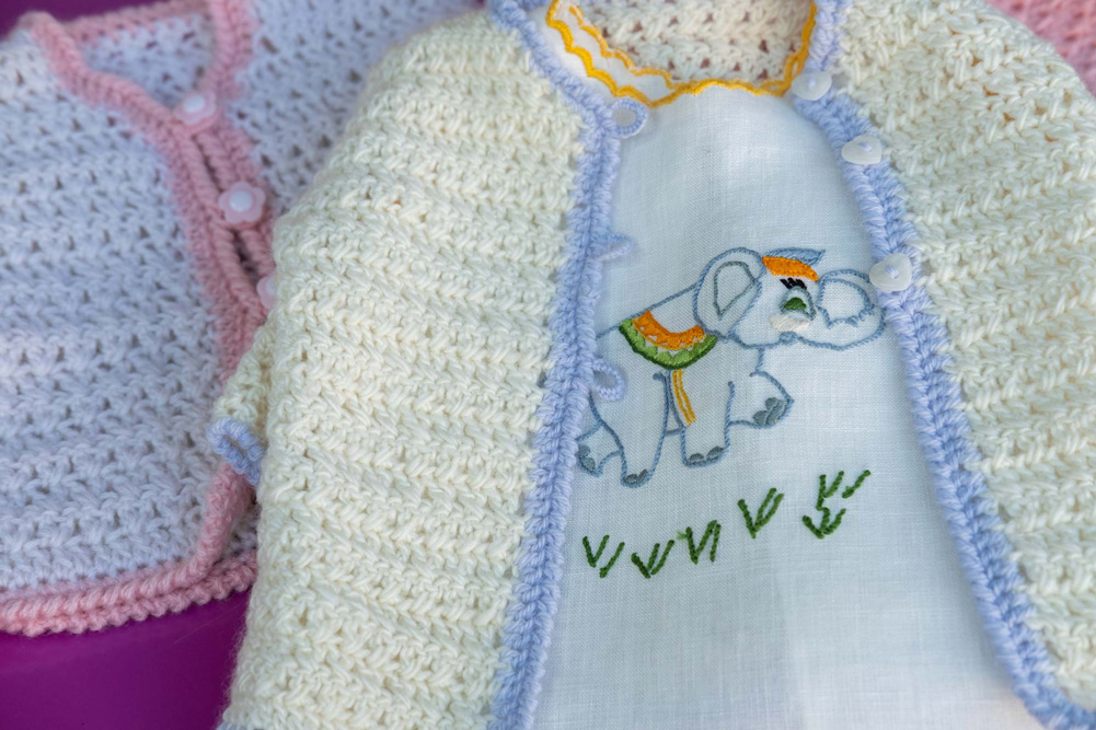 Pull bébé au crochet et t-shirt brodé