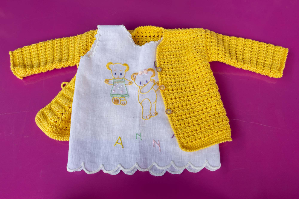 Pull bébé au crochet et t-shirt personnalisé