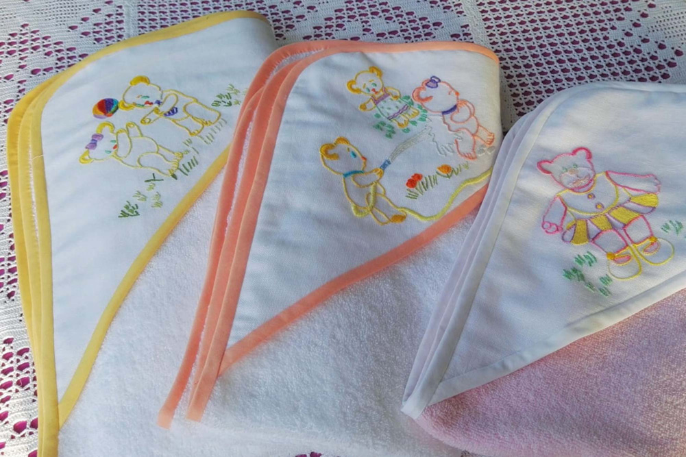 Peignoirs bébé brodés