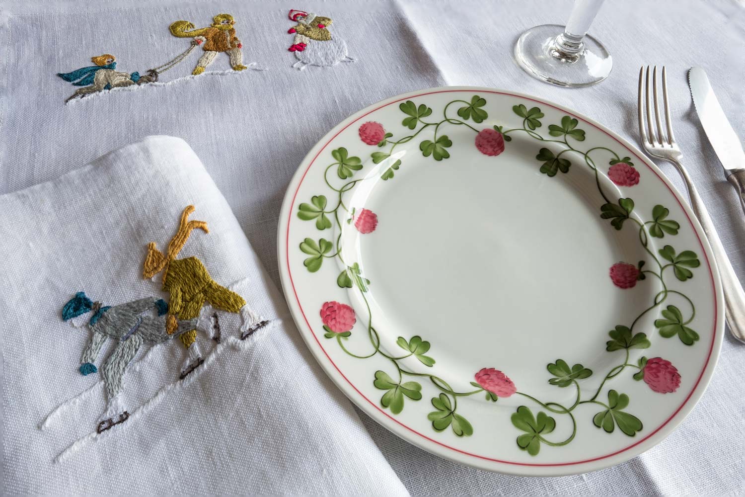Sets de table et serviettes brodés