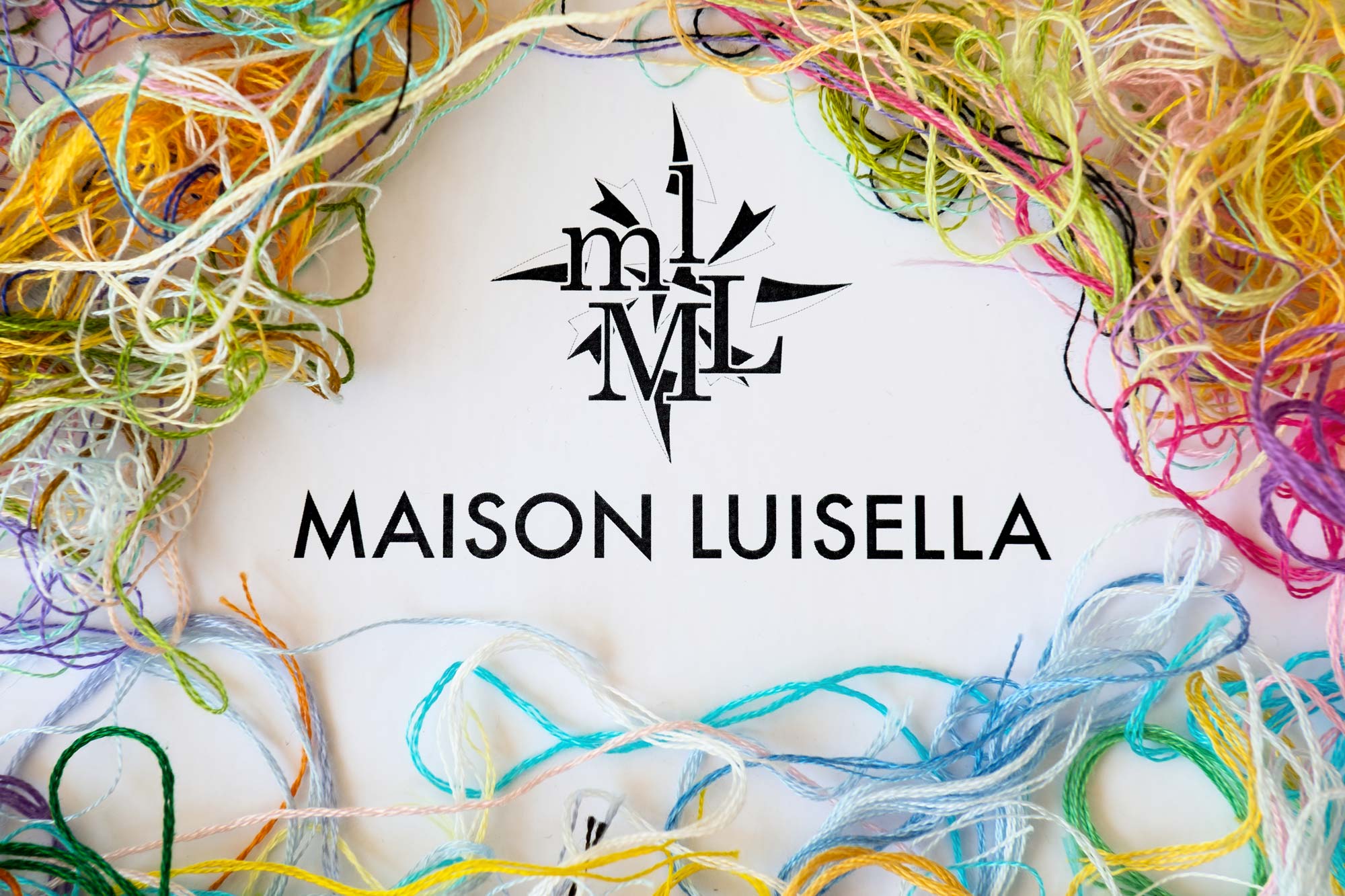 Logo Maison Luisella e fili colorati